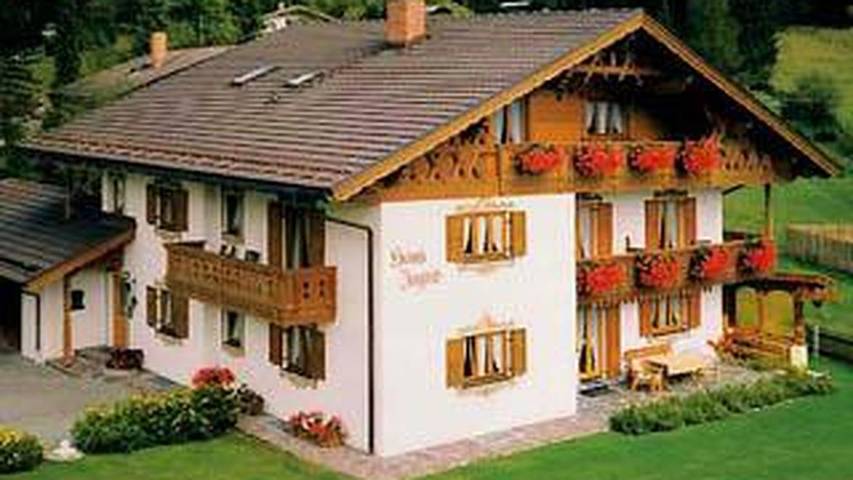 Ferienwohnung für 2 Personen, mit Terrasse in Wallgau