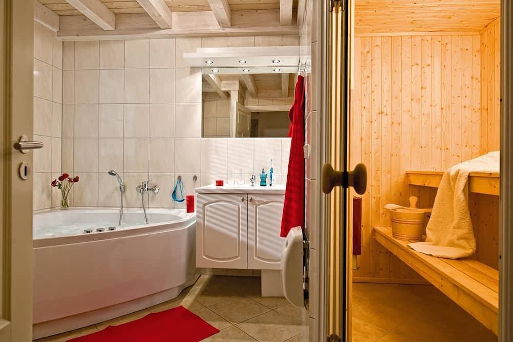 Familienhaus am Wald im Schlosspark Bad Saarow, 264m², 12+4 Pers, Sauna, Kamin in Bad Saarow, Dahme-Seengebiet