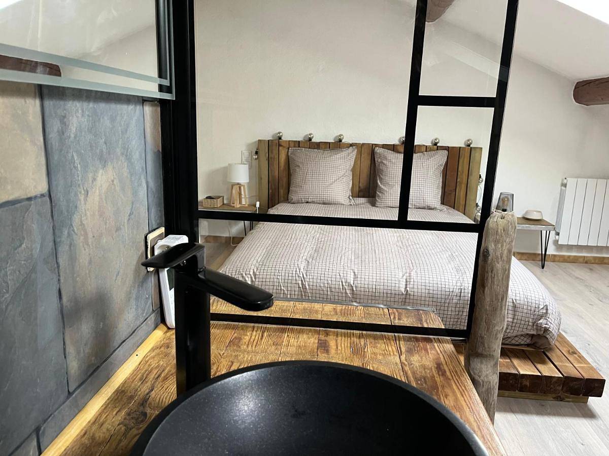 Appartement entier, Duplex lumineux sur gde Terrasse, Balneo double, parking privé, Clim, local vélos in Entraigues-sur-la-Sorgue, Vaucluse