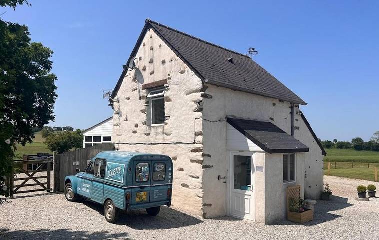 Gîte pour 4 personnes, avec jardin ainsi que vue et piscine à Saint-Georges-le-Gaultier
