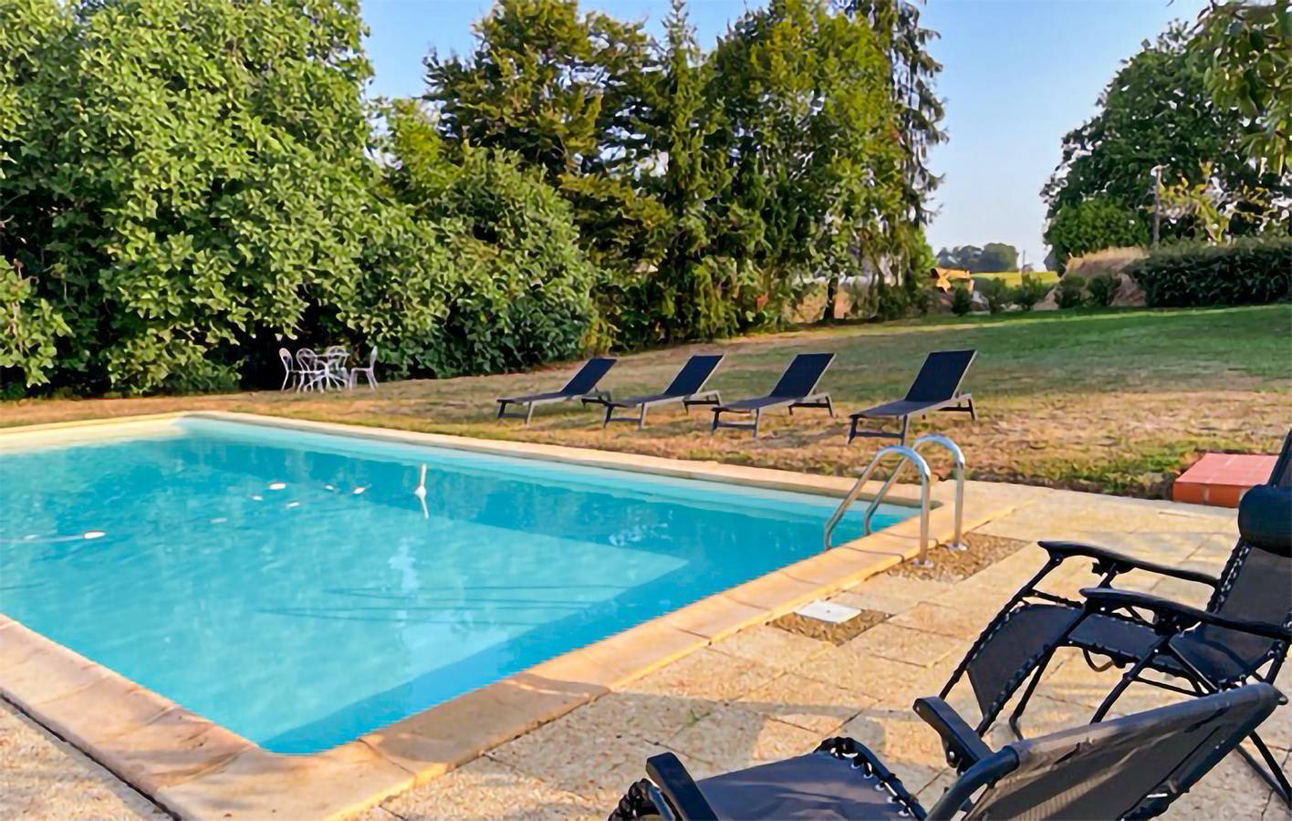 Appartement de vacances entier, Maison au bord de la piscine avec parking : 1.5km de Betbezer-d'Armagnac in Labastide-d'Armagnac, Landes