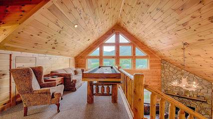 Log Cabin for 10 Guests in Blue Ridge Parkway, Maggie Valley, Picture 3