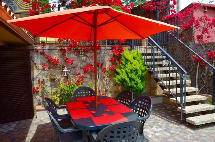 Gîte pour 7 personnes, avec bassin pour enfant et piscine ainsi que vue et jardin, adapté aux familles à Cabrils - 4