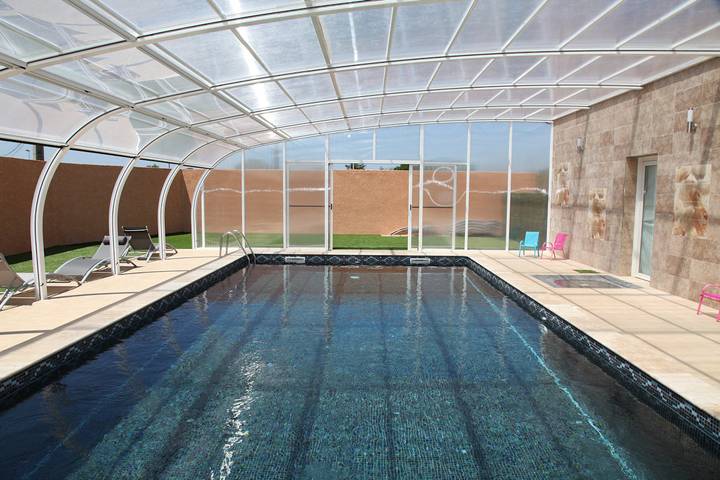 Gîte pour 8 personnes, avec jacuzzi et balcon ainsi que jardin et piscine