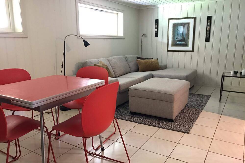 Ganze Wohnung, Basement apartment near downtown, the hospital, and the college. Parking. in Haugesund