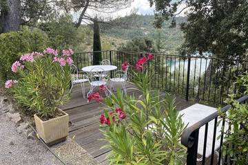 Gîte pour 2 personnes, avec jardin à Esparron-de-Verdon