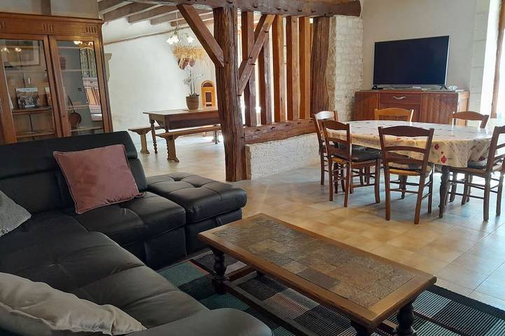 Location de vacances pour 8 personnes, avec jardin et terrasse dans Pellevoisin