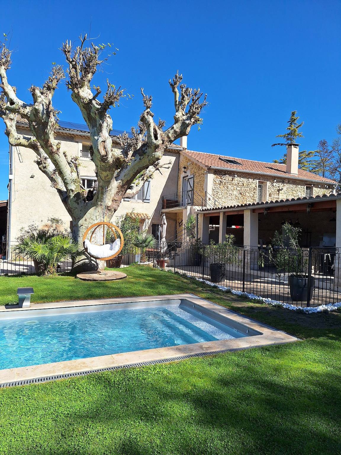 Appartement entier, Appartement 'Léonie' avec piscine partagée, Wi-Fi et climatisation in Avignon, Vaucluse