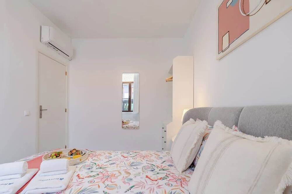 Hostwise - Colourful 2-Home w/ Terrace in Boavista in Porto, Porto Distrikt