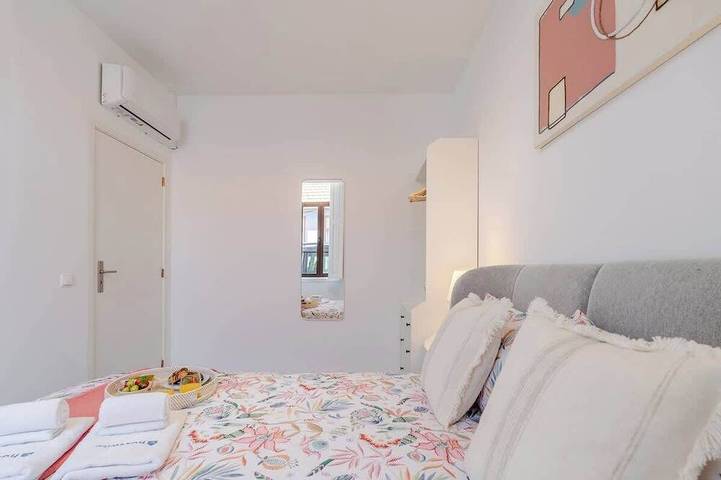 Hostwise - Colourful 2-Home w/ Terrace in Boavista in Porto, Porto Distrikt