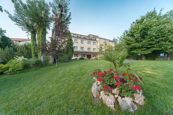 Hôtel pour 5 personnes, avec Balcon et Jardin ainsi que Piscine et Vue à Potenza