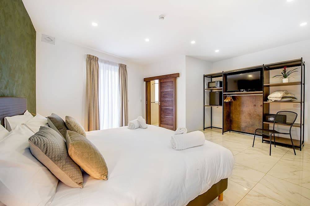 Deluxe Double Room with side sea view - South Wind Guesthouse in Marsaxlokk, Malta Island