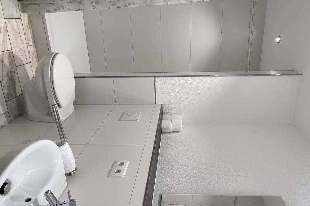 Ganze Wohnung, Neu renovierte, sehr geräumige 3 Zimmer-Wohnung mit Terrasse, Garten, Parkplatz in Wildeshausen, Naturpark Wildeshauser Geest