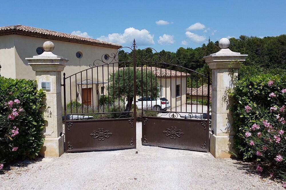 Appartement entier, Villa Verdi  D Appartement Climatise Avec Terrasse Et Jardin Privatif Piscine in Montauroux, Côte méditerranéenne (France)