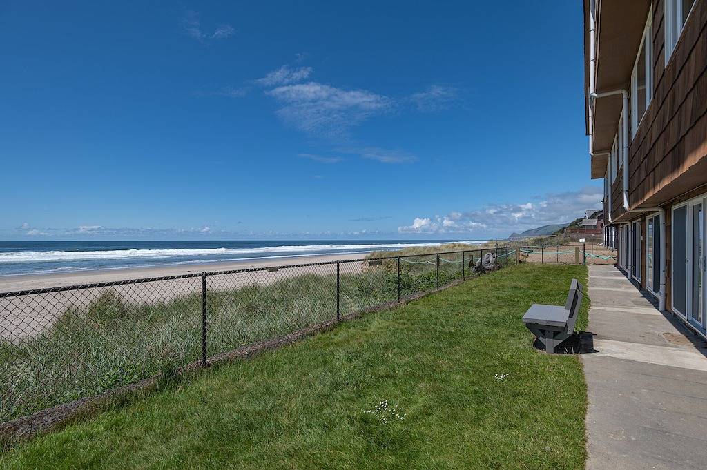 Ganze Wohnung, Ground Floor Beachfront Suite - Sleeps 4 - Pool and Sauna in Lincoln City, Devils Lake (OR)