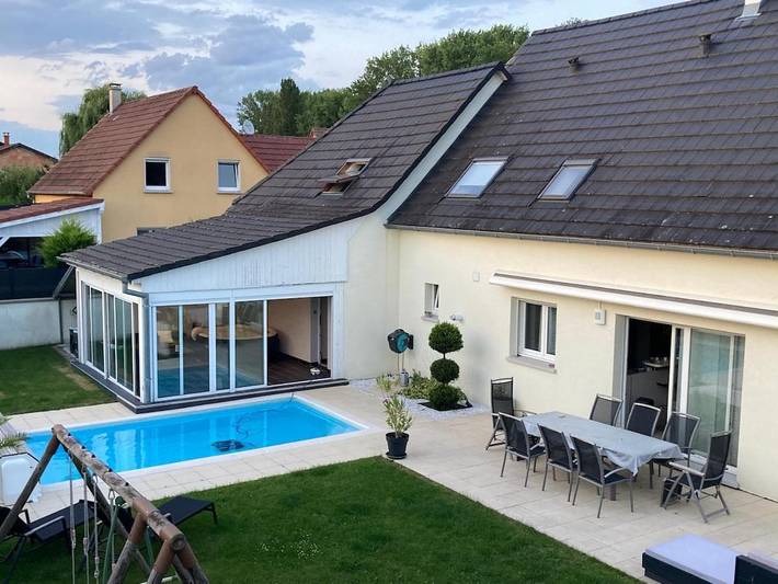 Cottage pour 8 personnes, avec jacuzzi ainsi que jardin et piscine, animaux acceptés dans Riedwihr