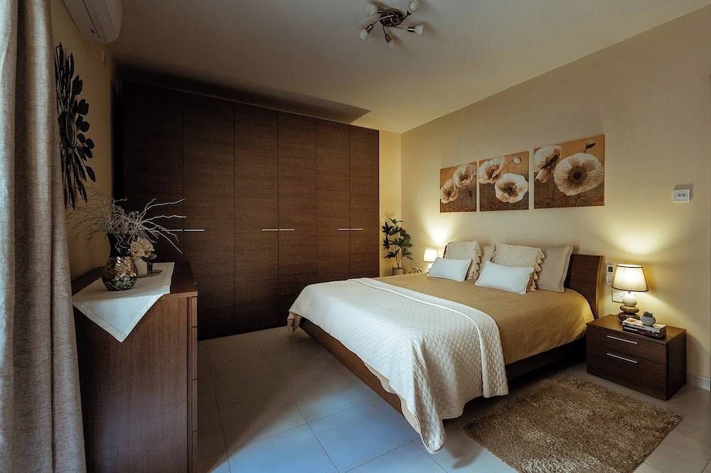 Entire apartment, Modern 2 Bedroom Sea View Apartment in Qawra, St. Paul's Bay