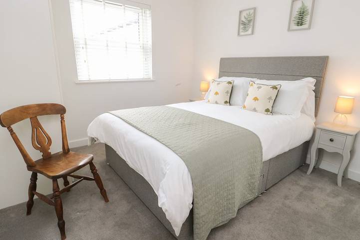 Fir Tree Cottage, pet friendly, with a garden in Llanrug in Gwynedd
