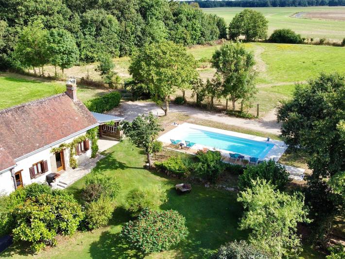 Gîte pour 4 personnes, avec Jacuzzi et Terrasse ainsi que Jardin et Piscine dans Eure-et-Loir