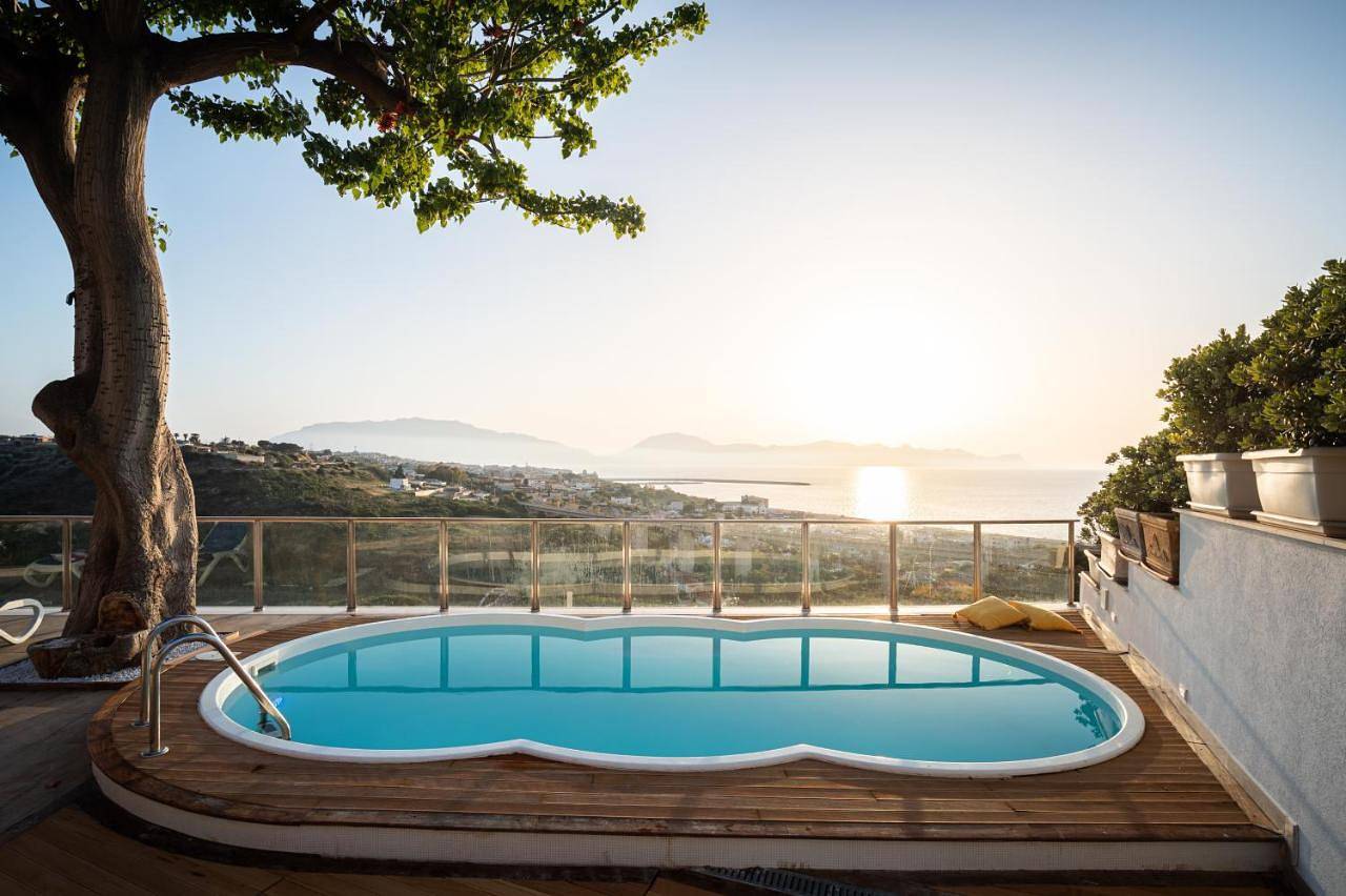Villa vista mare con piscina riscaldata a Trappeto in Balestrate, Provincia di Palermo