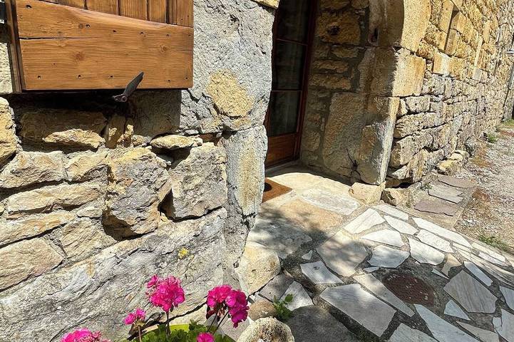 Gîte pour 4 personnes, avec jardin à Grèzes