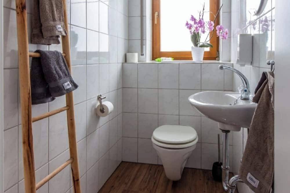Ganze Wohnung, Gemütliche, neu renovierte Ferienwohnung (55qm) für bis zu 4 Personen in Erlabrunn, Fränkisches Weinland