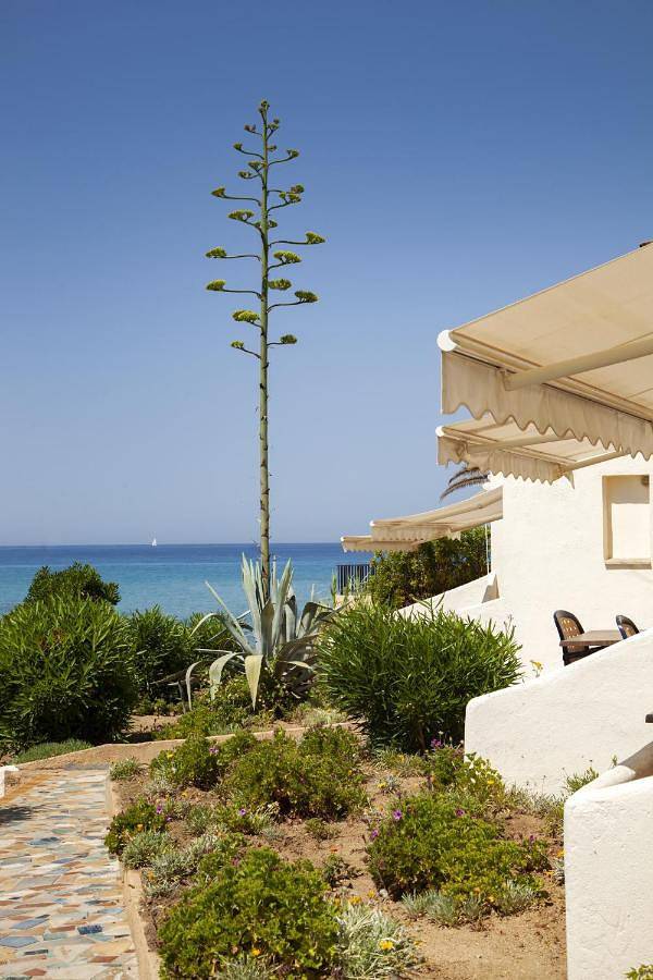 Location de vacances pour 2 personnes, avec vue et jardin dans Plage du Péro - 2