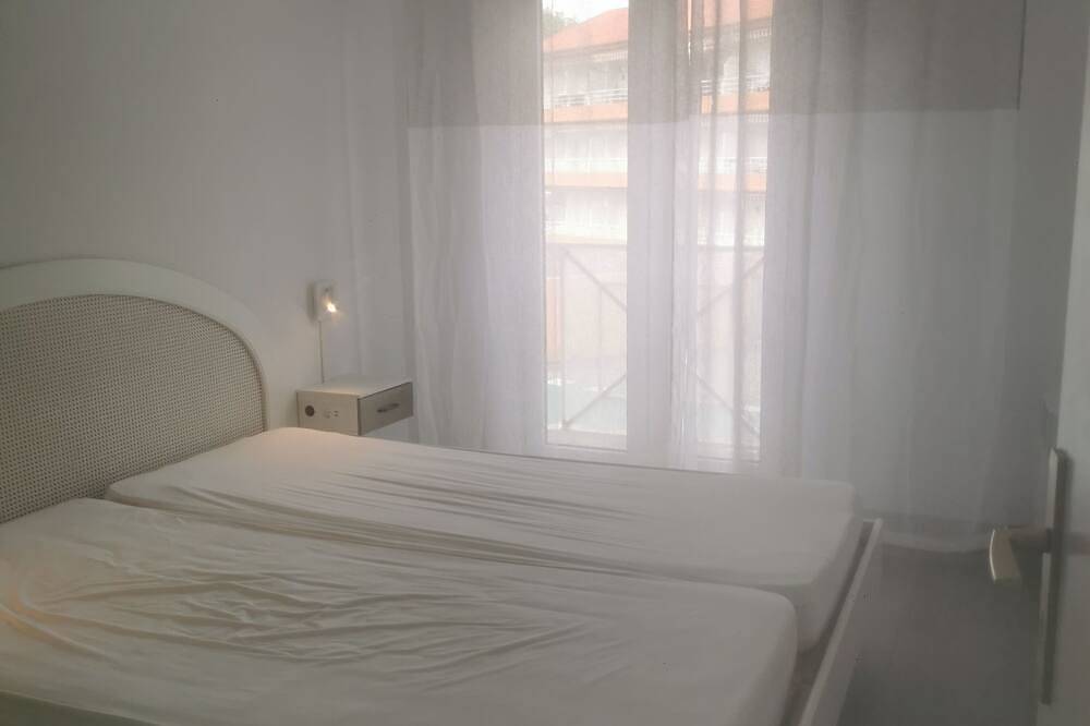 Appartement entier, Appartement de vacances avec piscine, sur la plage, près du port, Wifi in Fréjus Plage, Fréjus
