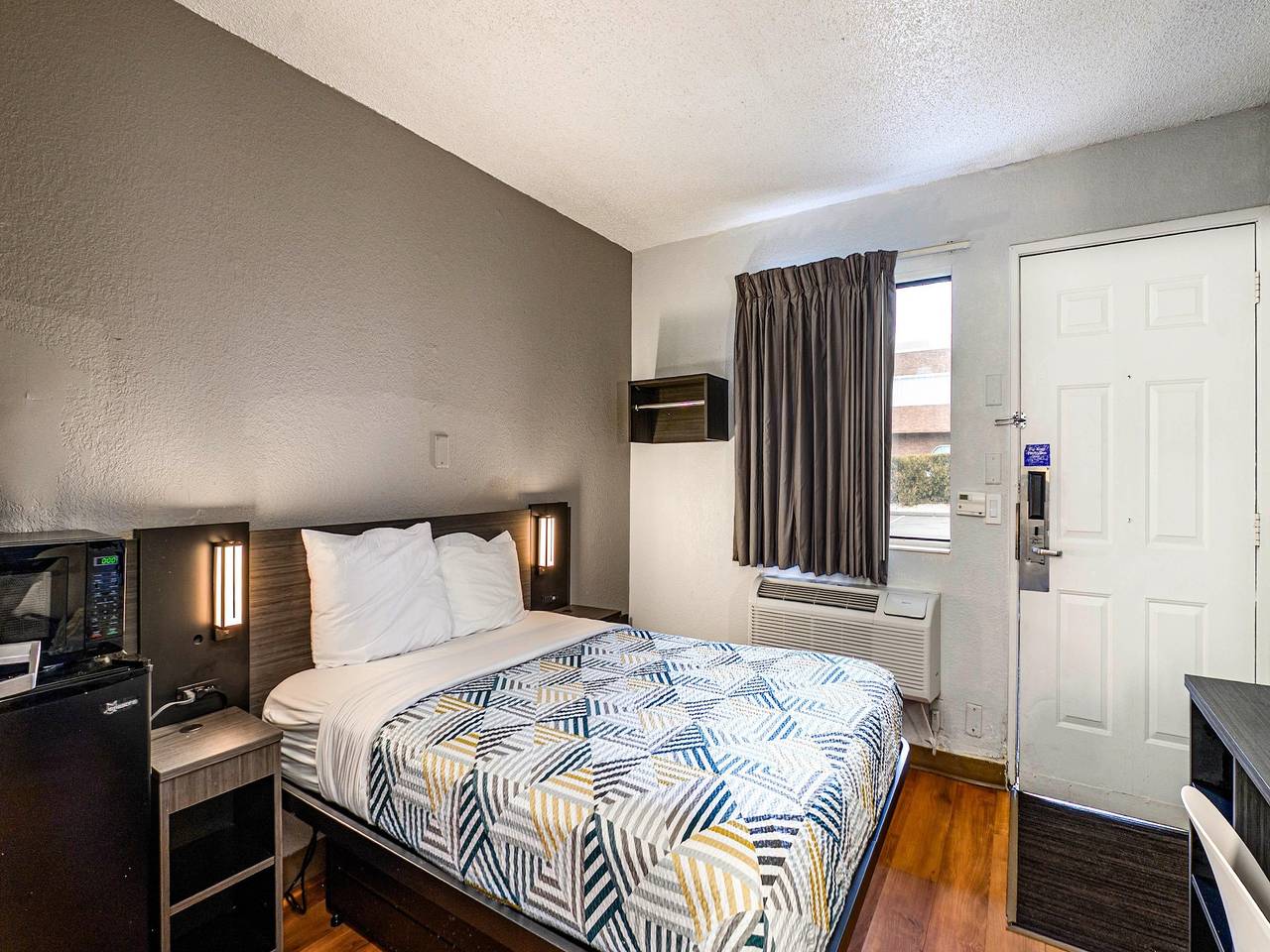 Apartamento entero, 1 cama tamaño queen | Ducha y microondas adaptados in Wethersfield, Connecticut
