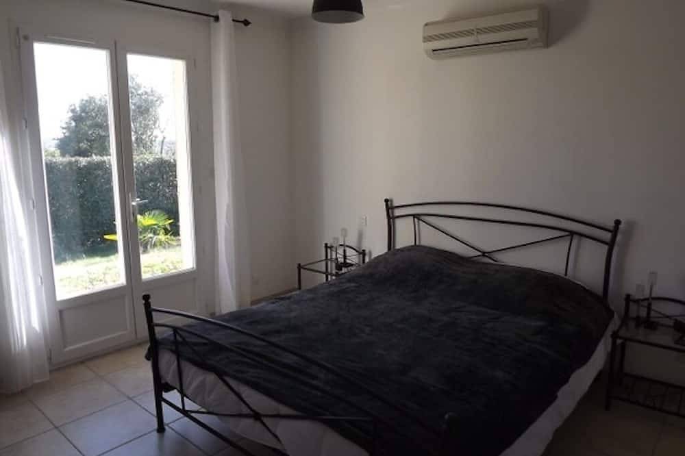 Country villa with swimming pool and fenced park for 8 people in La Capelle-et-Masmolène, Nimes und Umgebung