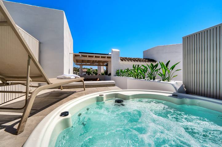 Strandhuisje voor 6 personen, with whirlpool and tuin as well as kinderzwembad and terras in Marbella