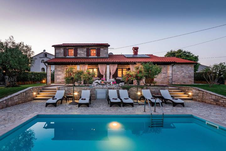 Ferienhaus für 8 Personen, mit Garten und Terrasse in Kastelir