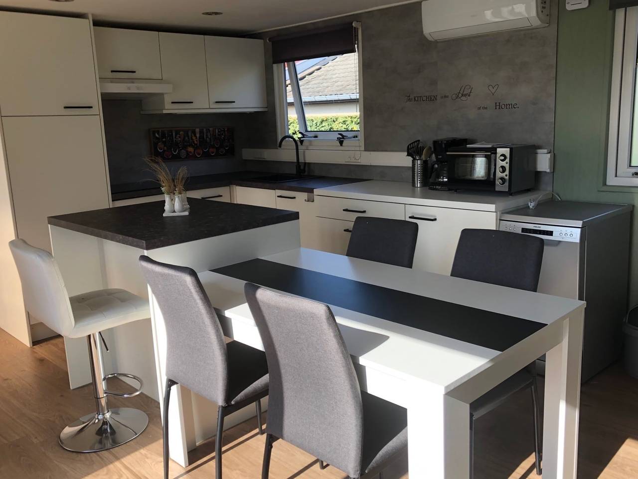 Enigma Lounge Chalet mit Swimmingpool in Zutendaal, Hasselt und Umgebung