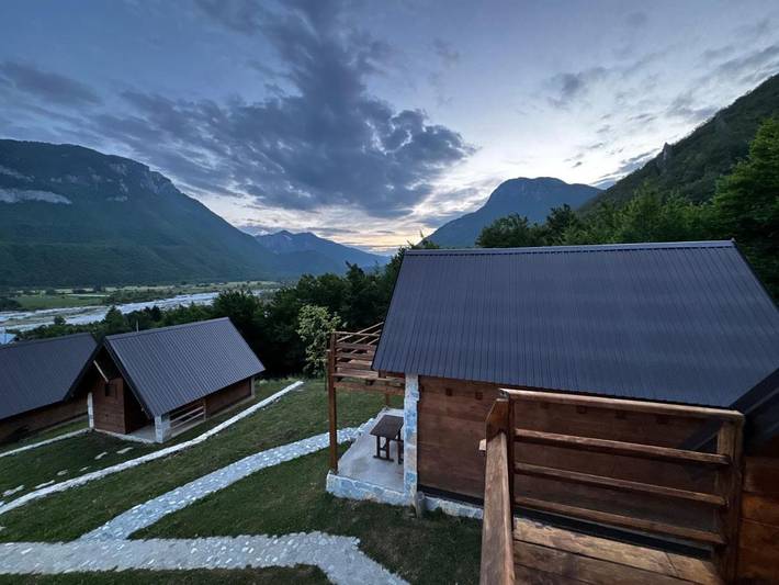 Bungalow für 3 Personen, mit Garten und Ausblick sowie Seeblick in Montenegro