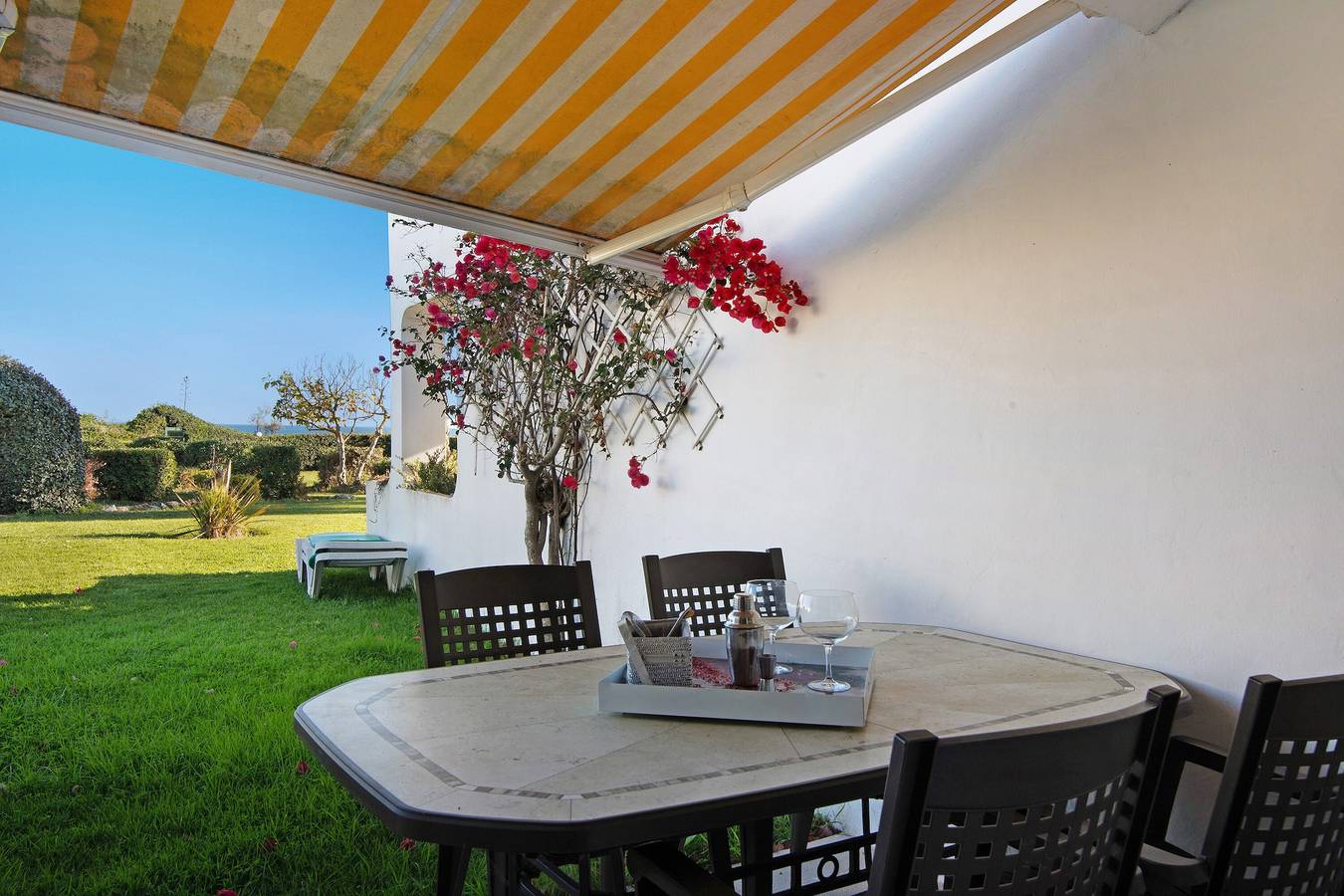 Apartamento entero, Apartamento Nautilus con vistas al mar, piscina, Wi-Fi, aire acondicionado y jardín in Alporchinhos, Porches