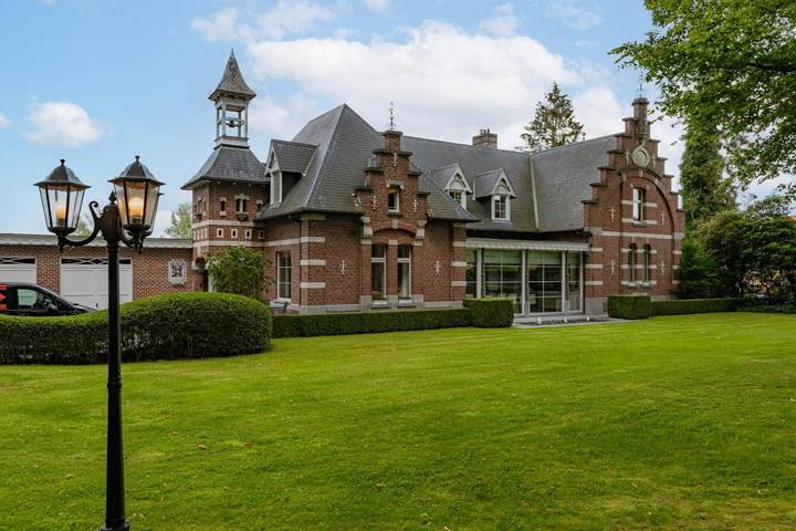 Location de vacances pour 24 personnes, avec Balcon et Jacuzzi ainsi que Terrasse et Jardin à Merelbeke