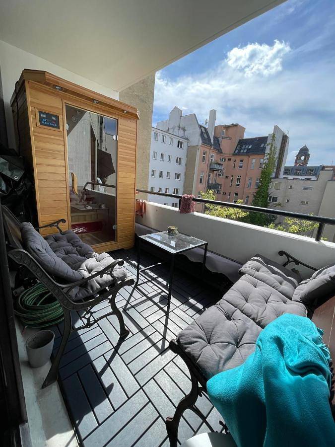 Ferienwohnung für 2 Personen, mit Terrasse und Sauna sowie Ausblick, mit Haustier in Charlottenburg Berlin