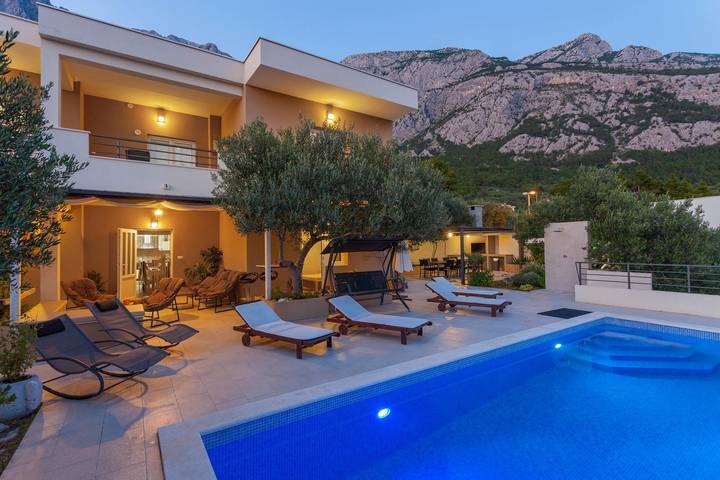 Ferienhaus für 10 Personen, mit Balkon/Terrasse und Garten sowie Pool in Makarska - 2