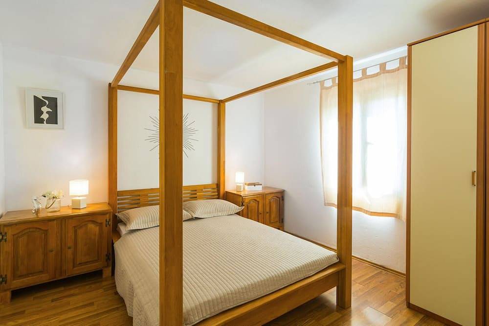 Apartamento entero, Increíble apartamento en Mirca con vistas al mar. in Mirca, Supetar