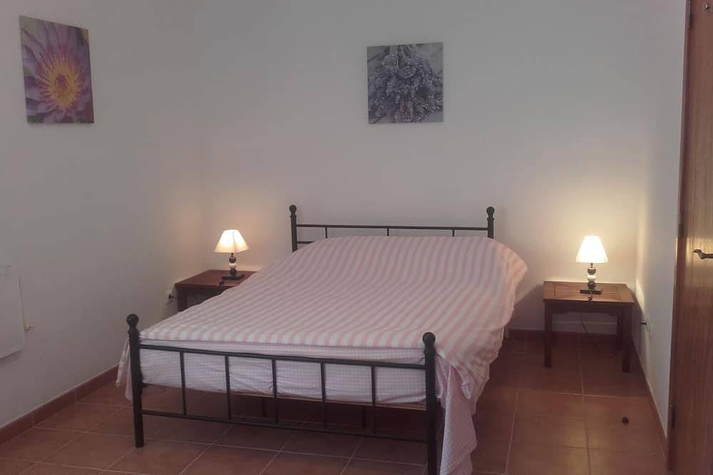 Schöne freistehende Villa mit 3 Schlafzimmern und privatem Pool in Südlage in Arrifana, Aljezur