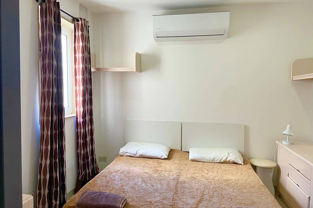 Entire apartment, Spacious 3 Double bedroom Penthouse closed to Paceville and St. George Beach in Swieqi, Malta Island