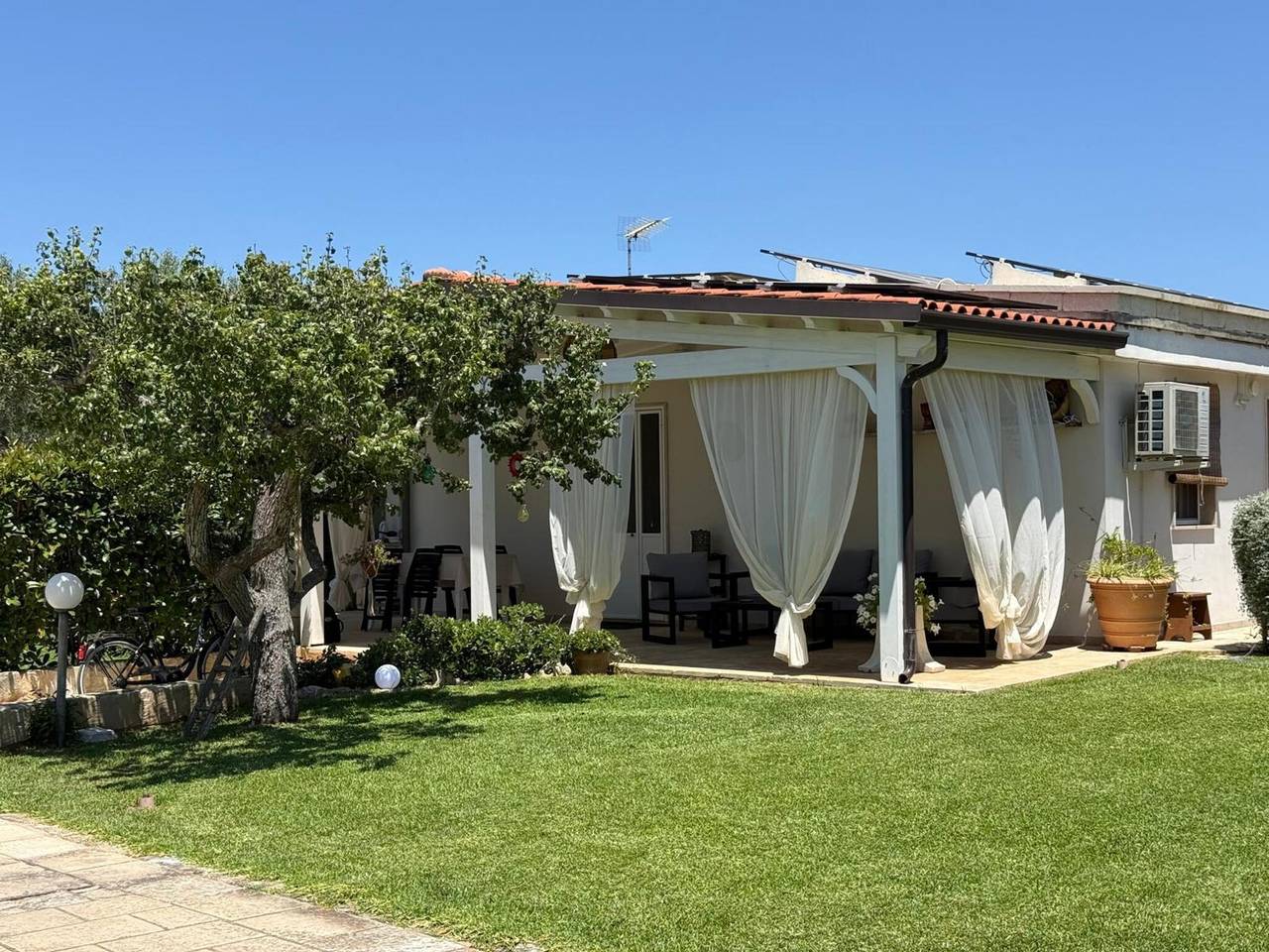 Villa 'Casa Vacanza Ranzulu' avec piscine privée, Wi-Fi et climatisation in San Donato di Lecce, Province de Lecce