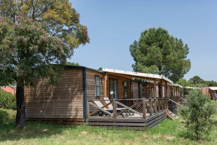 Camping voor 4 personen, with uitzicht op het meer and balkon/terras as well as terras in Le Muy