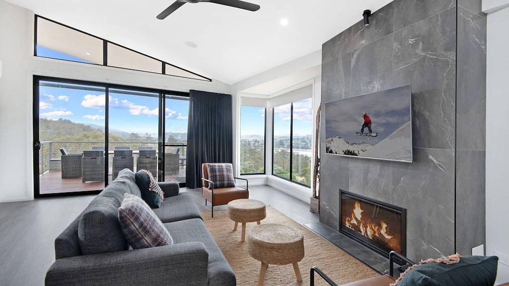 Black Diamond Retreat - Luxury 3Br Home l Lake Views l Fire Pit l Wifi l Bath in East Jindabyne, New South Wales