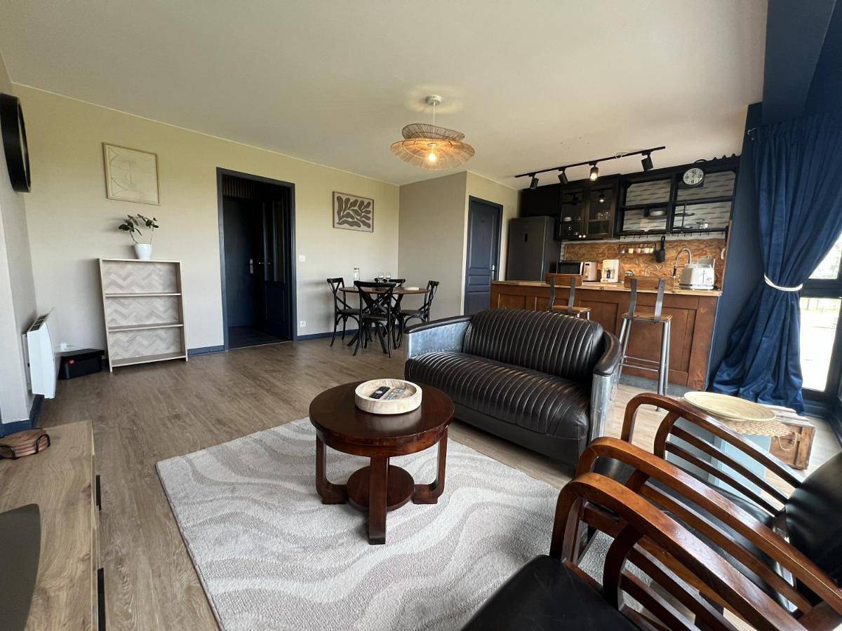 Appartement entier, Appartement lumineux avec bow-Window et vue sur la nature, tout confort avec deux places de parking privées et accès avec ascenseur in Coquelles, Région de Calais