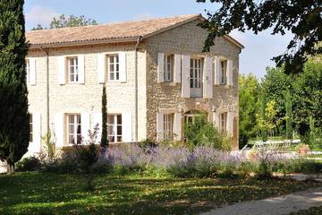 Gîte pour 8 personnes, avec jacuzzi ainsi que piscine et jardin à Divajeu