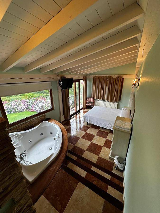 Budget Triple Room in Cabezón de la Sal, Costa de Cantabria