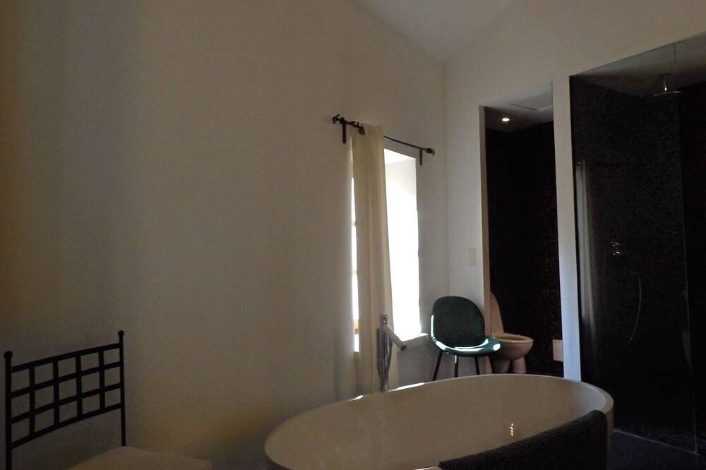 Heart of the village 3 bedrooms 3200m2 park heated swimming pool pétanque court in Saint-Restitut, Nyons und Umgebung