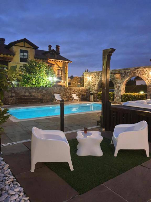 Aparthotel para 4 personas, con piscina y vistas además de jardín y sauna - 1