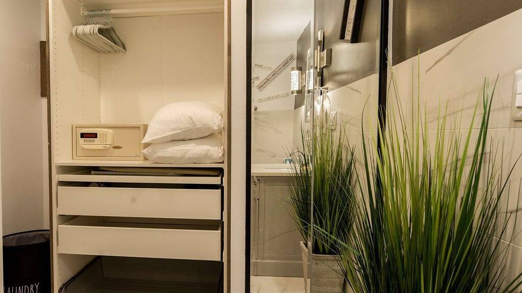 Südwestliche Hues Highlist dieses gemütliche Studio mit privatem Patio über dem Pool in Uinta Wasatch Cache National Forest